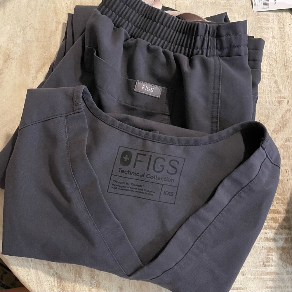 Figs Set Charcoal Gray with baby pink drawstring